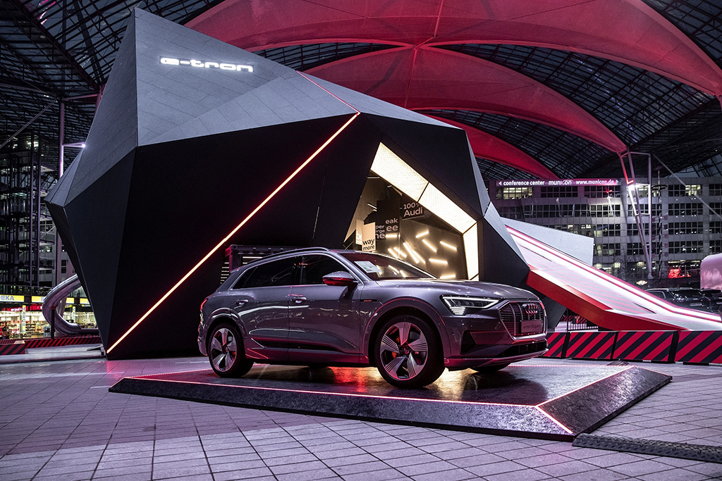 Audi e-tronがミュンヘン空港に圧倒的な存在感で登場