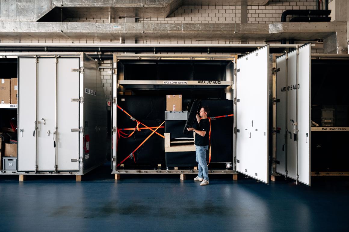 アウディ、ロジスティクスにおけるさまざまな世界を探る:リヤウイングを機内持ち込み手荷物に